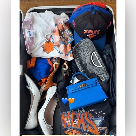 VINTAGE 1992 ๐คโค๏ธ TAZ SWEATSHIRT โค๏ธ๐ค - Picture 2 of 10